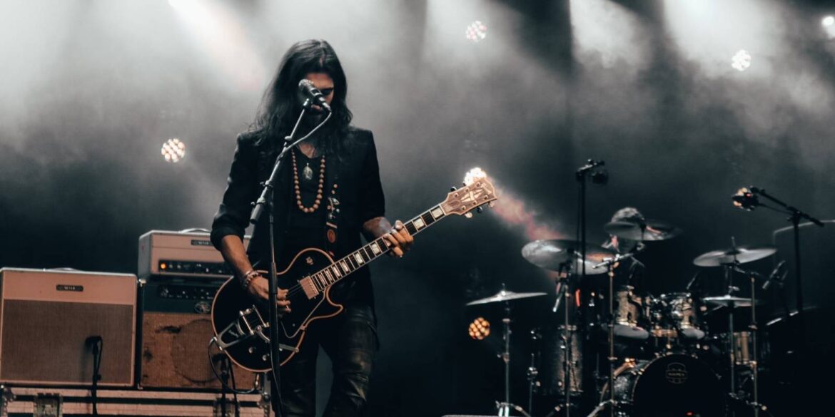 Een hardrocker die aan het optreden is