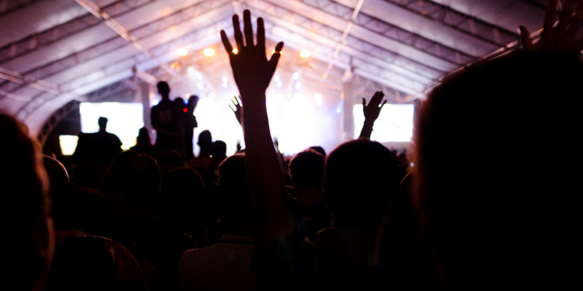 Een tentfeest met mensen op een tech house festival