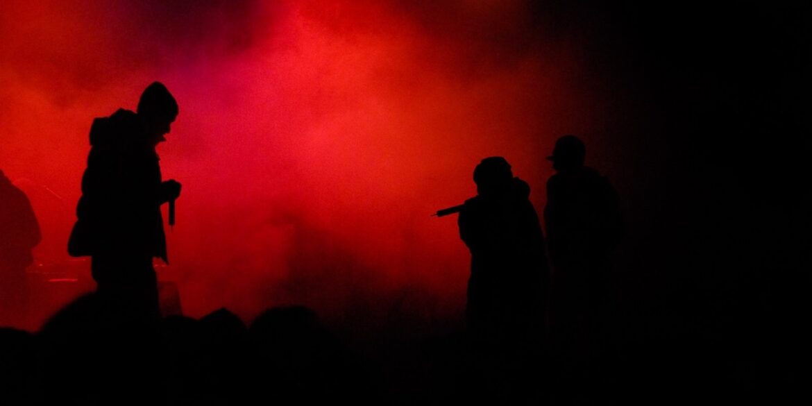Twee mannen die aan het rappen zijn silhouette