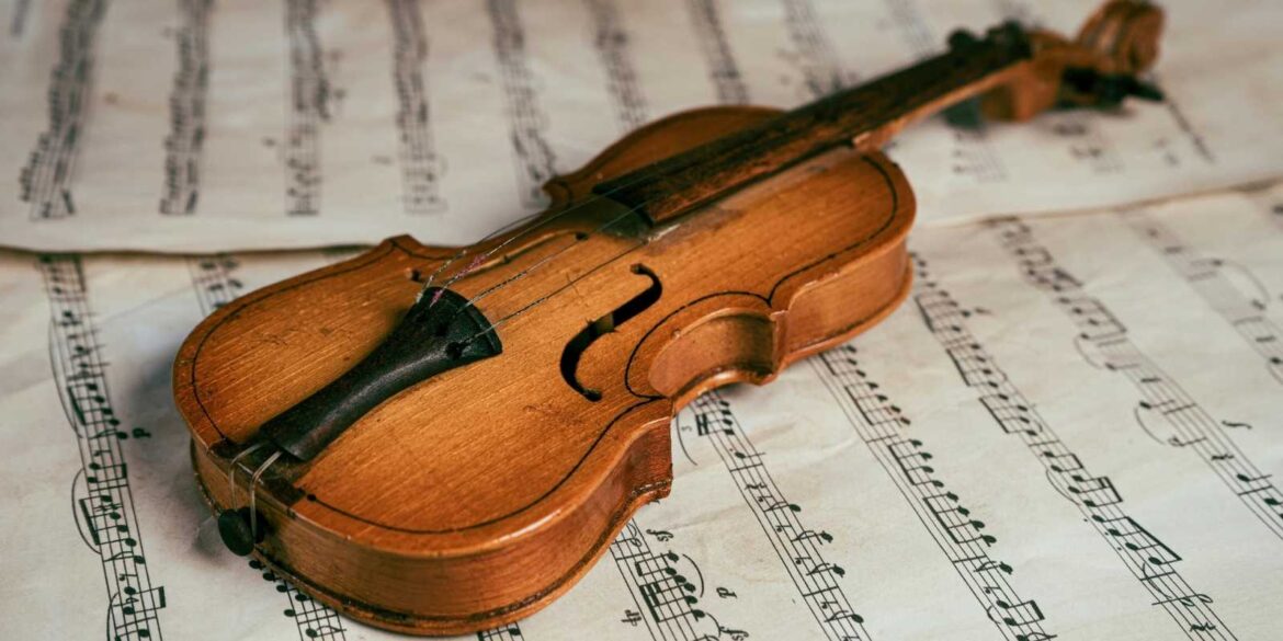 Viool op een blad met noten