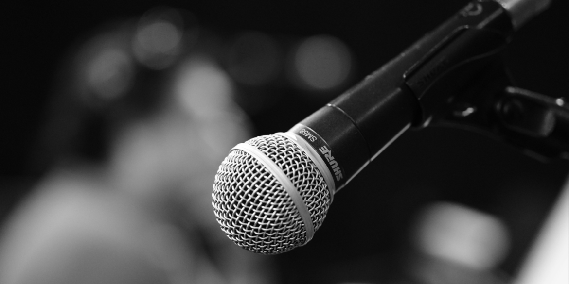 Een close-up foto van een microfoon