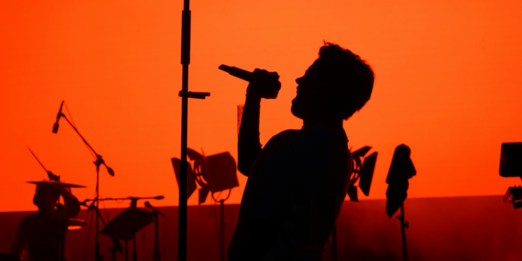 Zingende man in silhouette