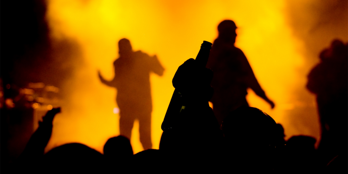 drinkend publiek bij een rap groep