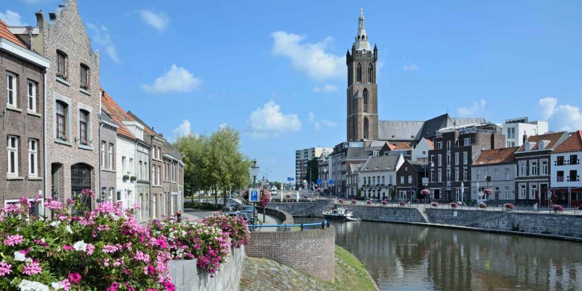 Een stad in Limburg met een rivier