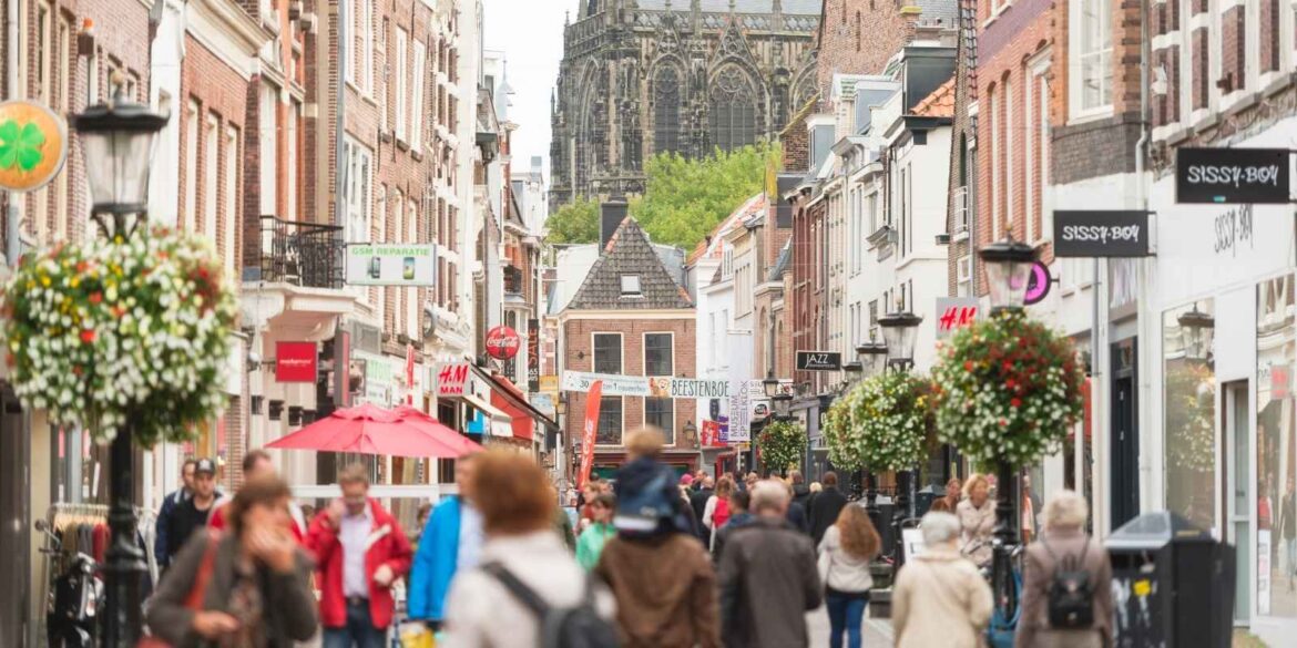 mensen die door een straat lopen in Utrecht