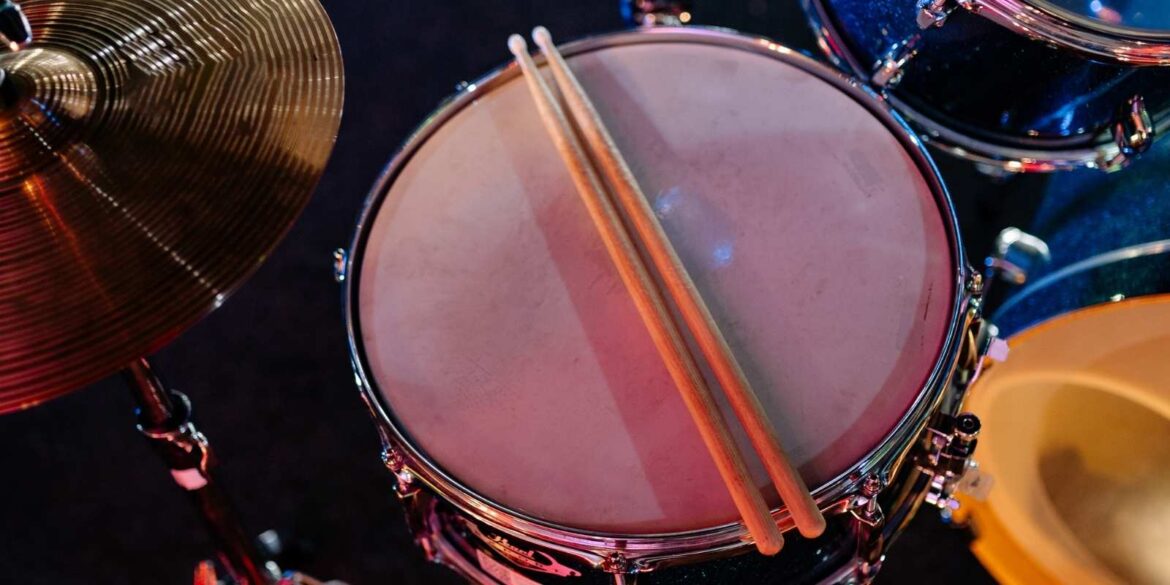 een drumstel met drumsticks