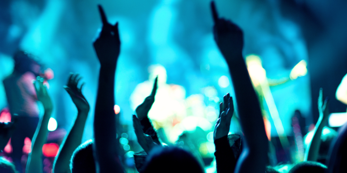 Hands up bij een concert als silhouette