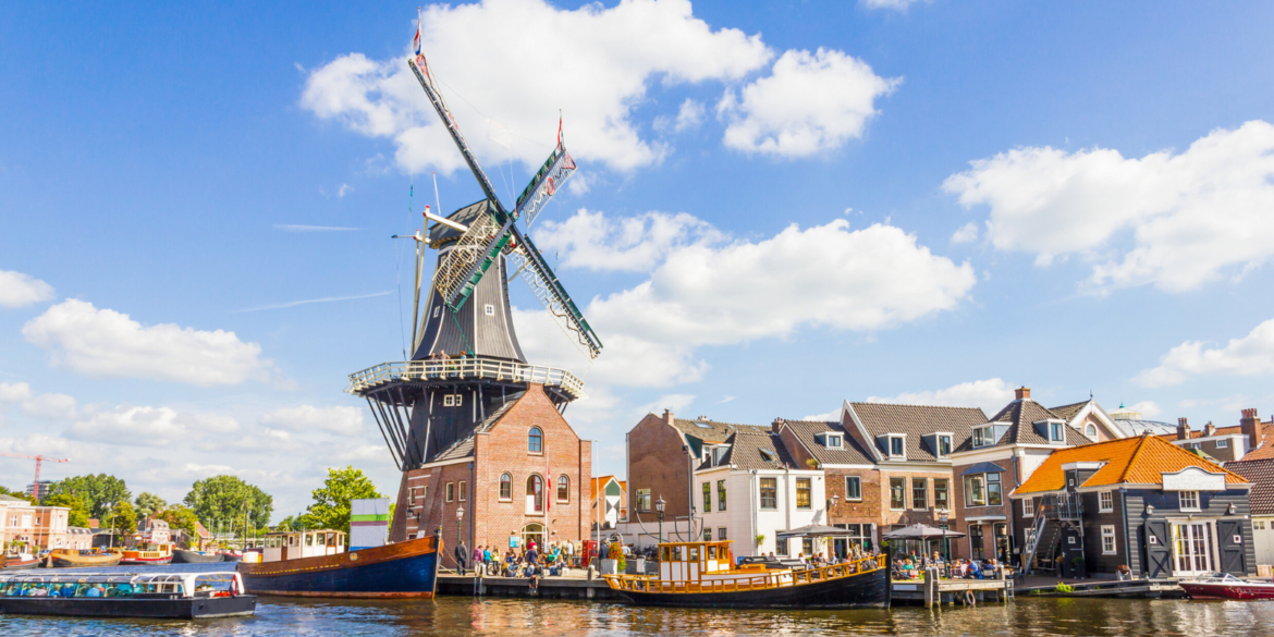 Bootjes in Haarlem met een molen op de achtergrond.