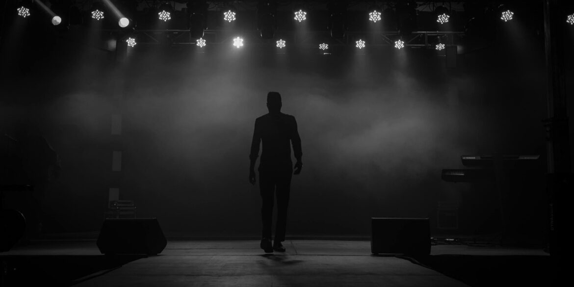 Een man op een podium