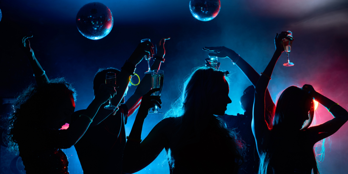 Silhouette van mensen die feesten