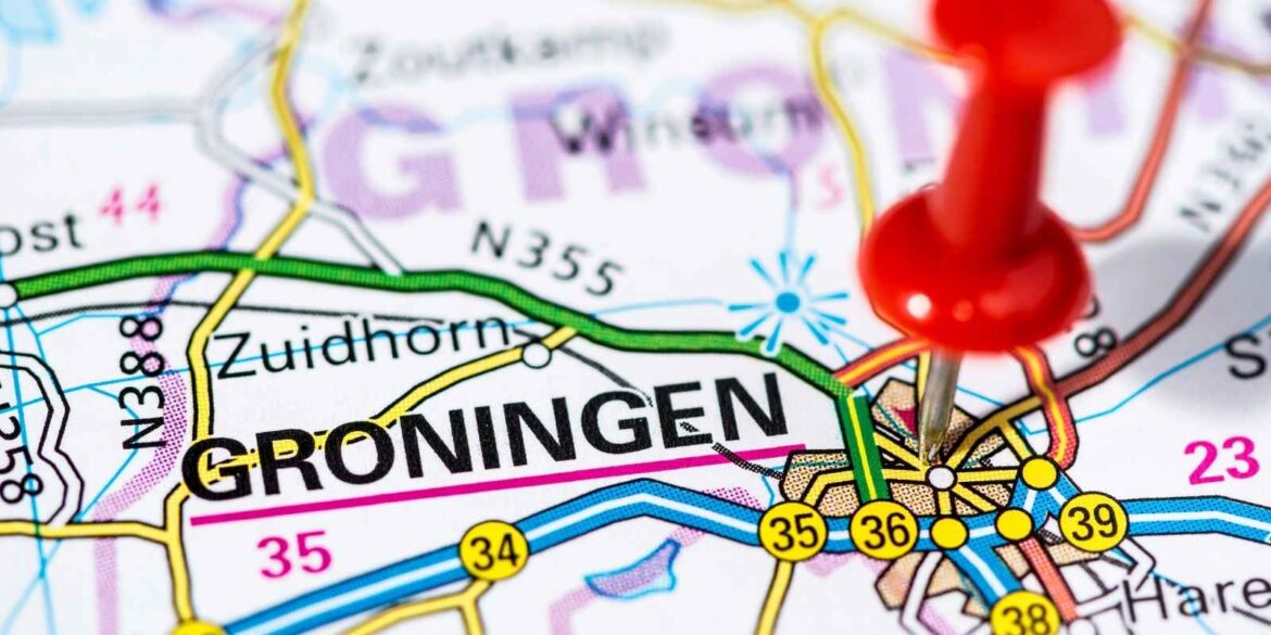 een pin bij Groningen op een map close-up